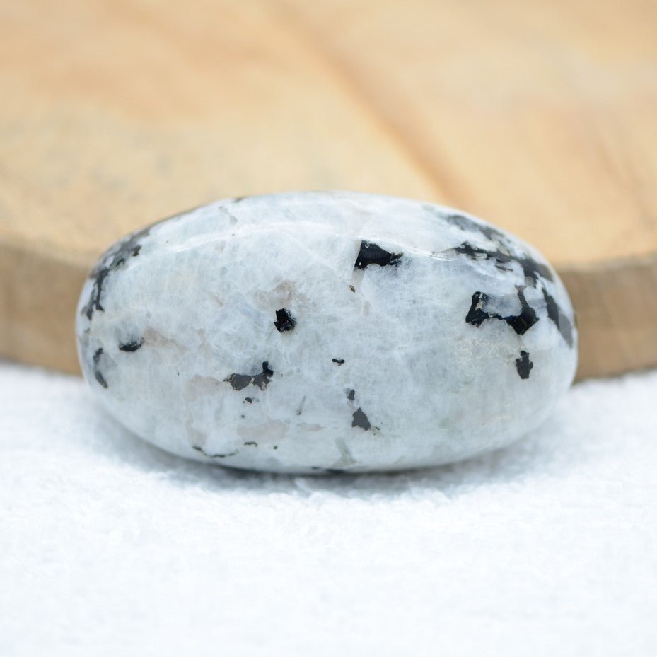 Galet "Féminité" en Pierre de Lune - lespierresdubienetre